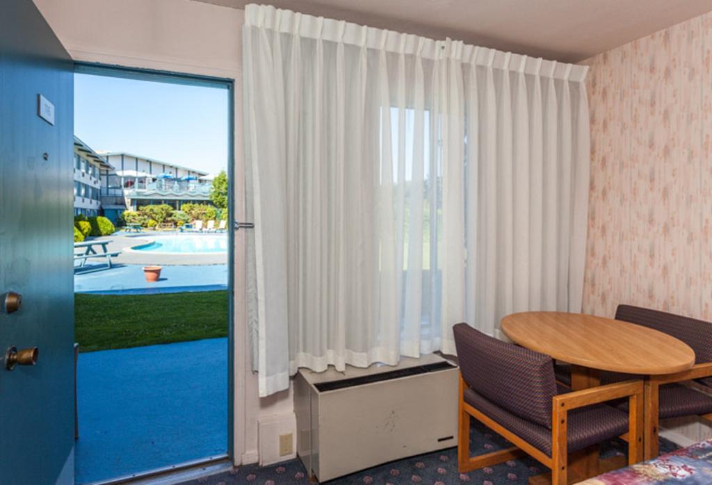 Howard Johnson By Wyndham Nanaimo Harbourside Екстер'єр фото
