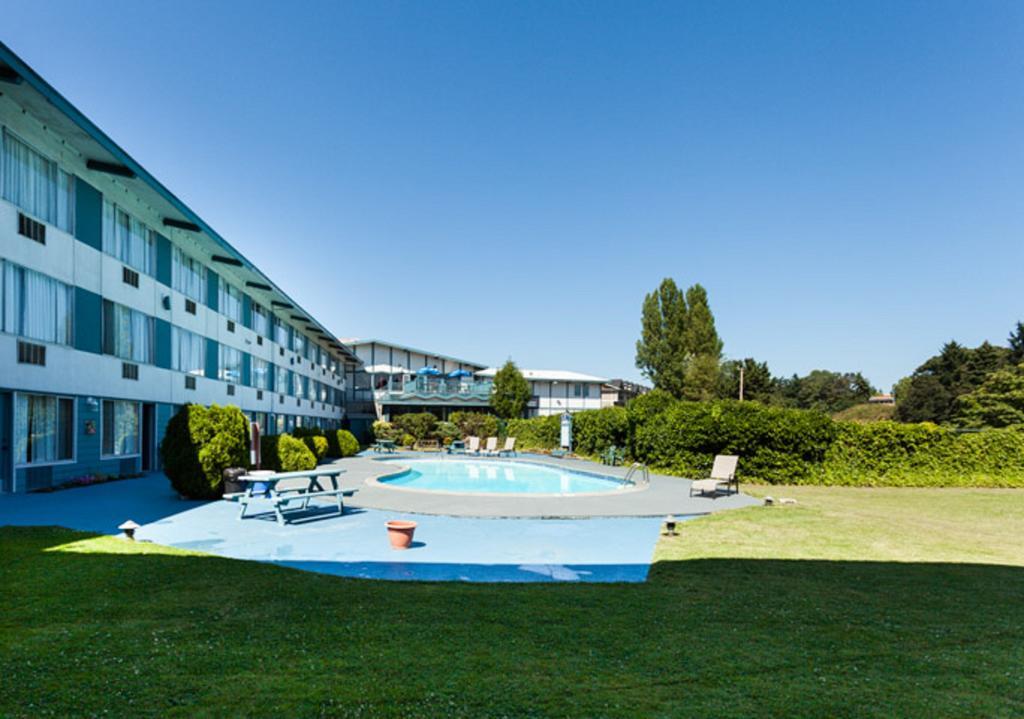 Howard Johnson By Wyndham Nanaimo Harbourside Екстер'єр фото