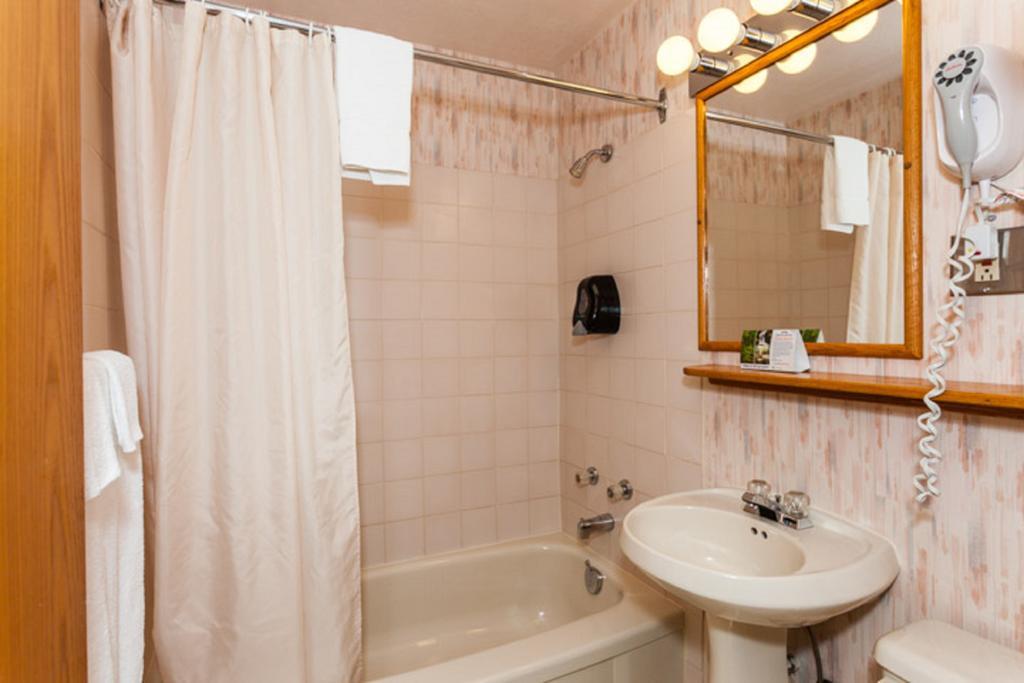 Howard Johnson By Wyndham Nanaimo Harbourside Екстер'єр фото