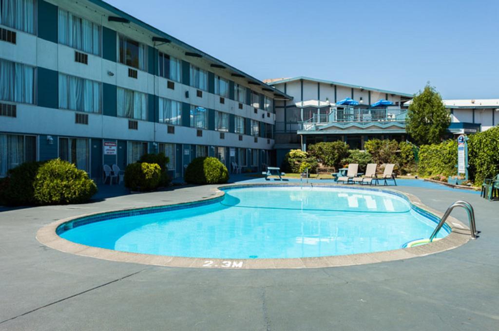 Howard Johnson By Wyndham Nanaimo Harbourside Екстер'єр фото