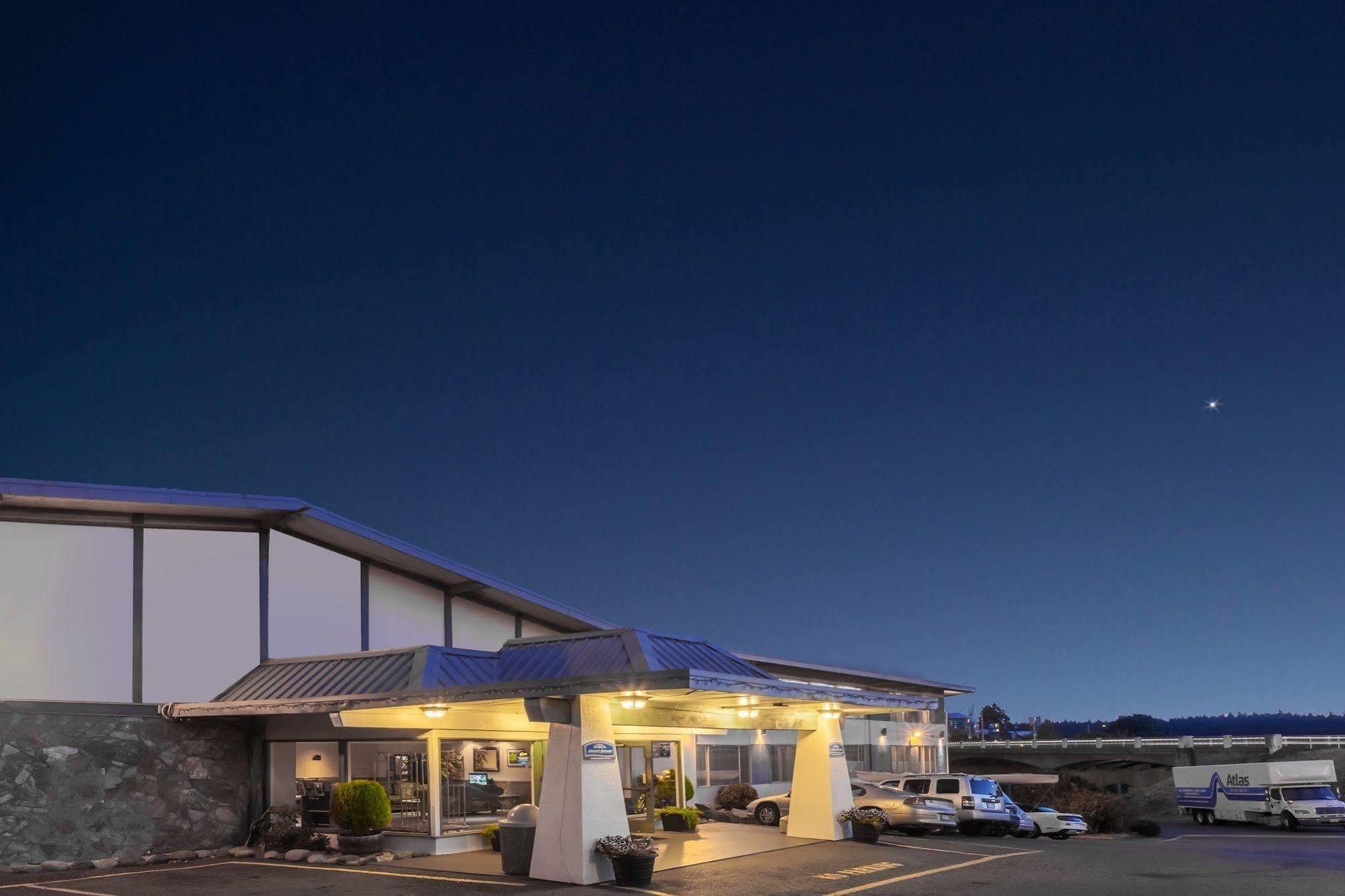 Howard Johnson By Wyndham Nanaimo Harbourside Екстер'єр фото