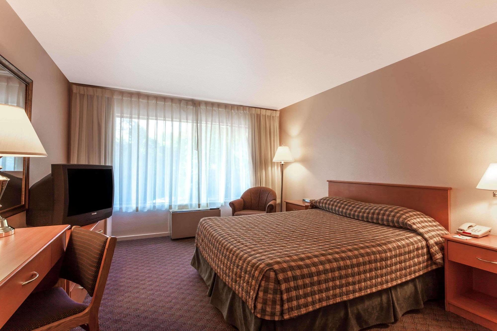 Howard Johnson By Wyndham Nanaimo Harbourside Екстер'єр фото