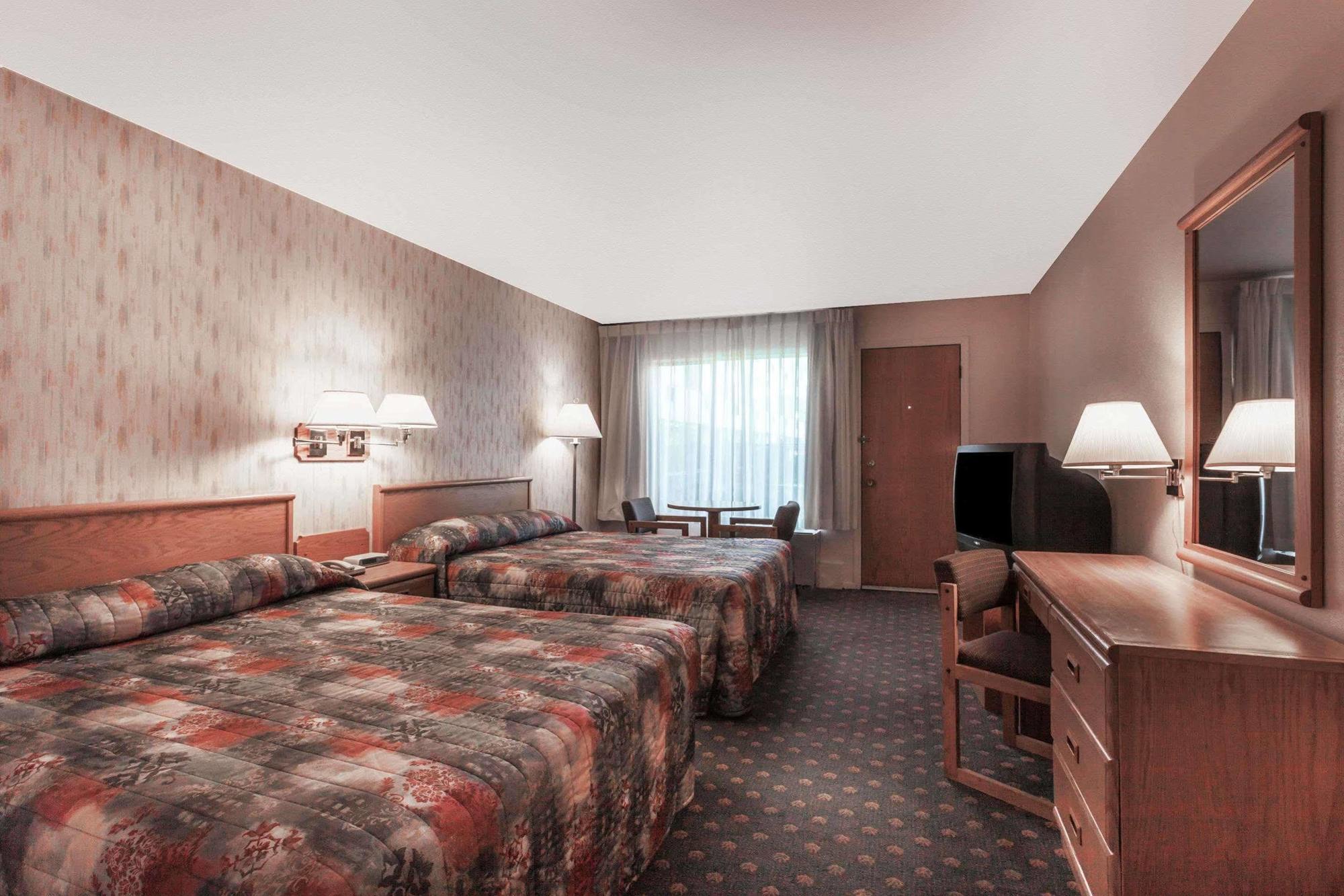 Howard Johnson By Wyndham Nanaimo Harbourside Екстер'єр фото