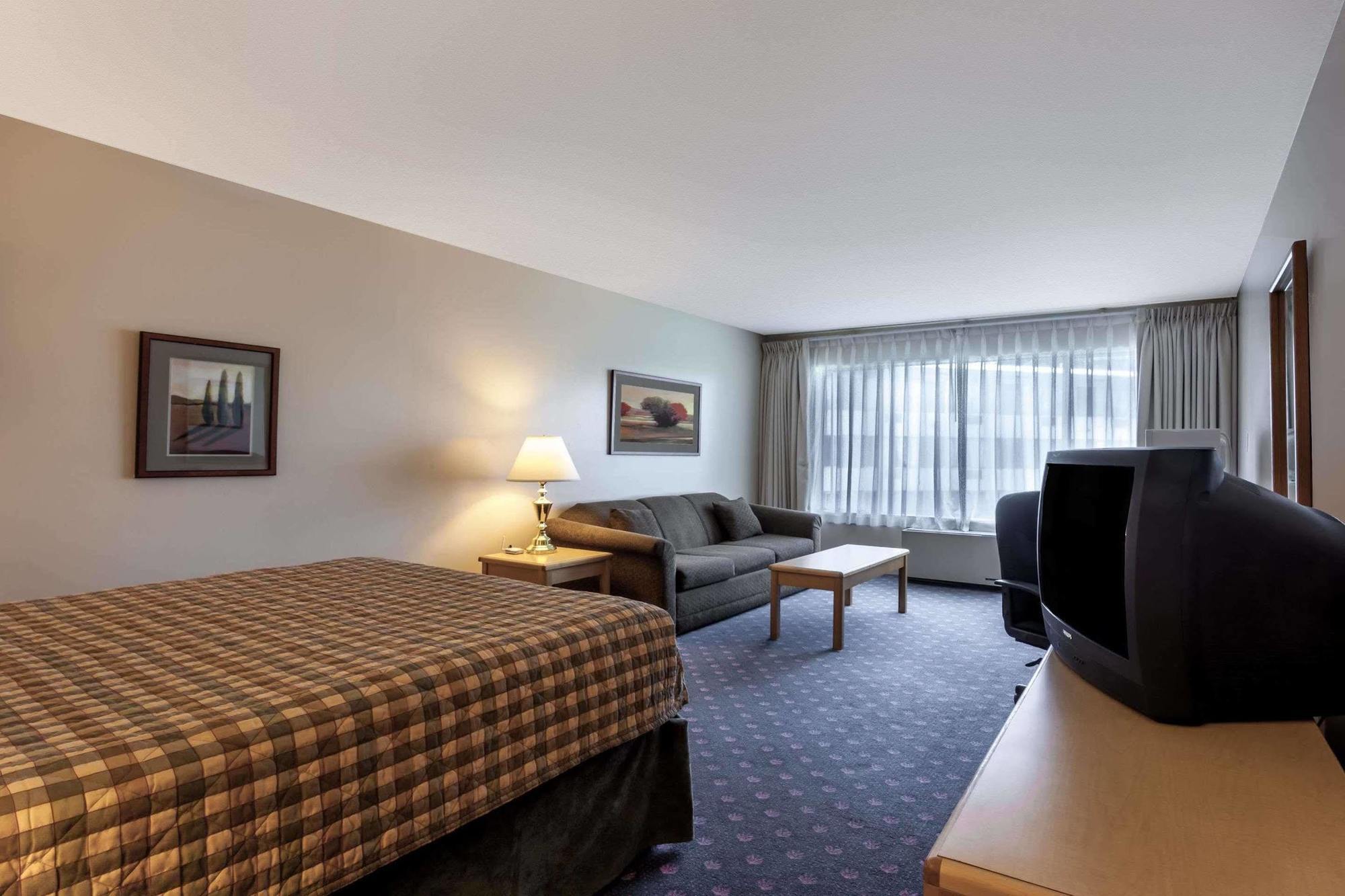 Howard Johnson By Wyndham Nanaimo Harbourside Екстер'єр фото