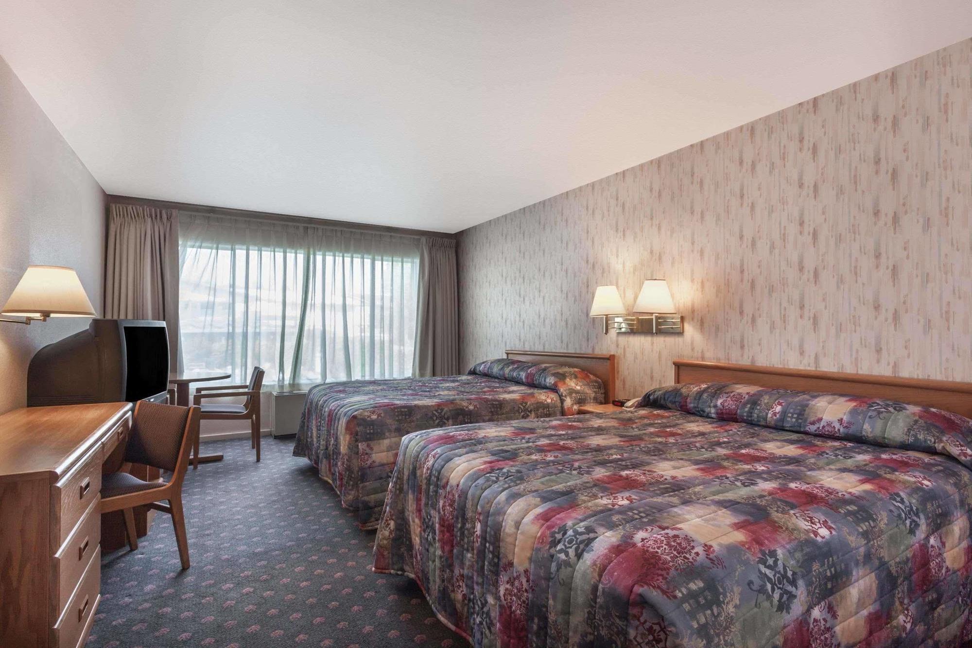 Howard Johnson By Wyndham Nanaimo Harbourside Екстер'єр фото