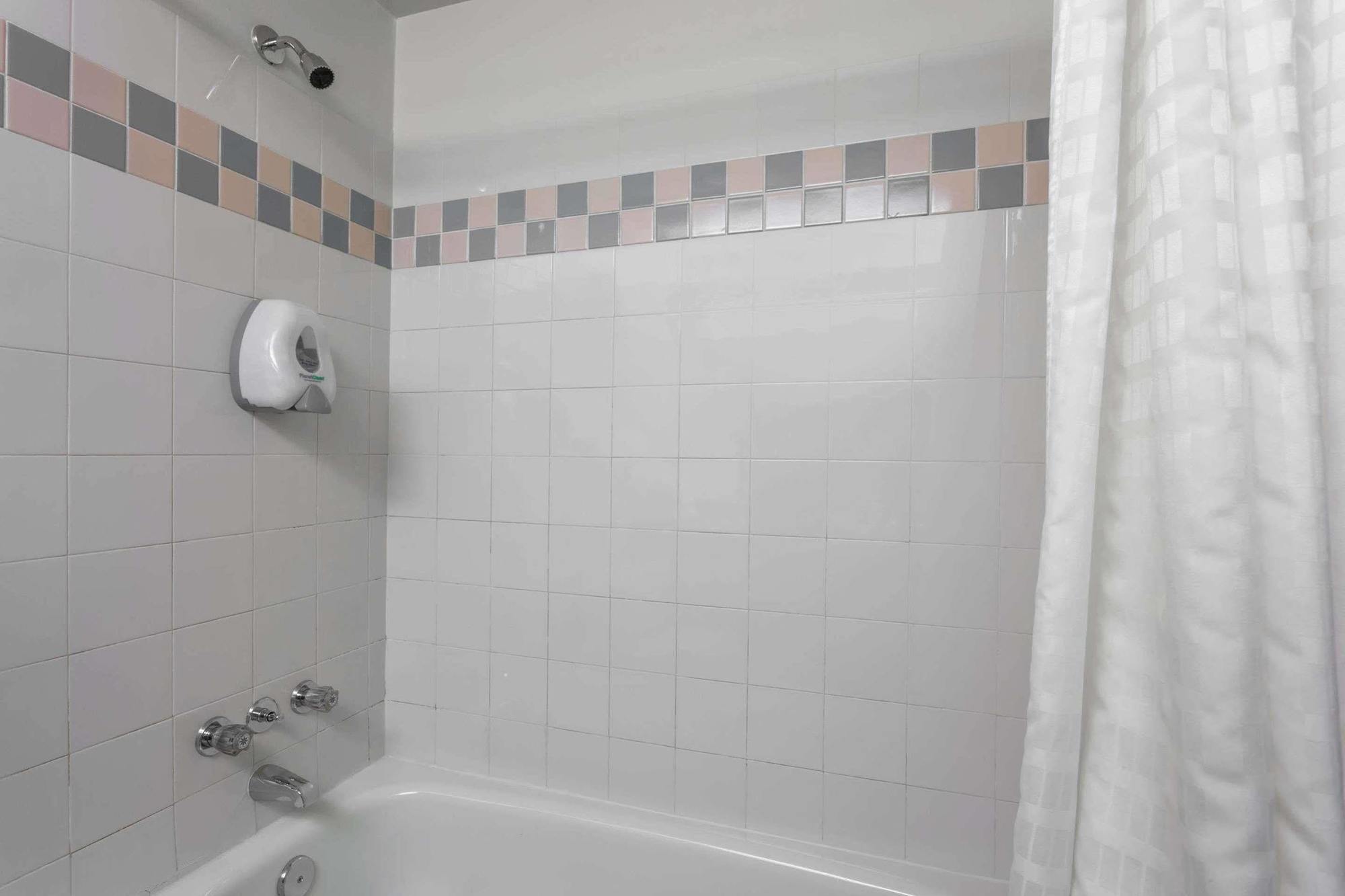 Howard Johnson By Wyndham Nanaimo Harbourside Екстер'єр фото