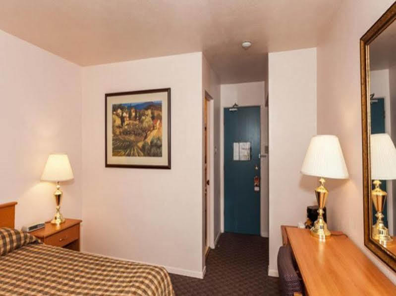 Howard Johnson By Wyndham Nanaimo Harbourside Екстер'єр фото