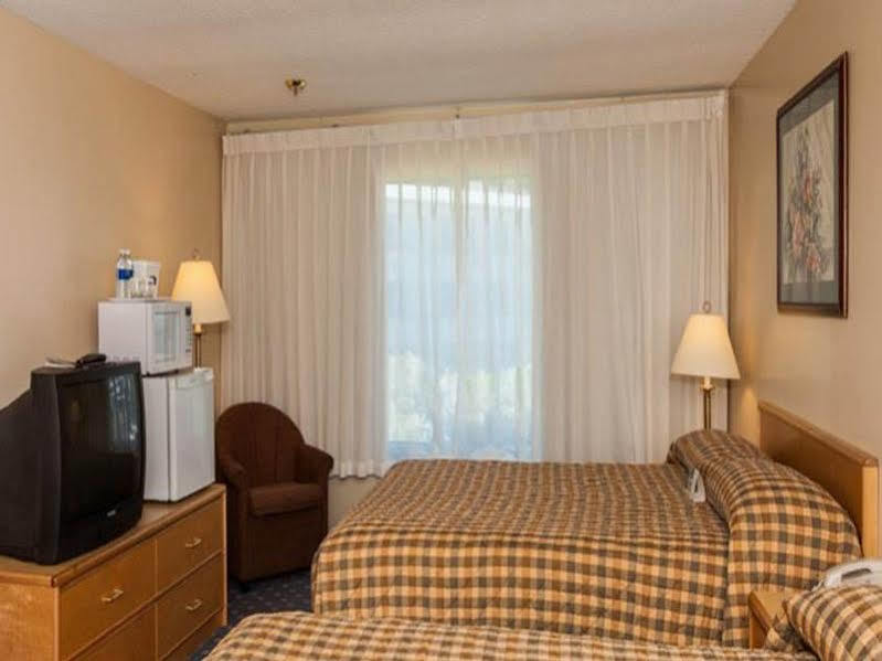 Howard Johnson By Wyndham Nanaimo Harbourside Екстер'єр фото