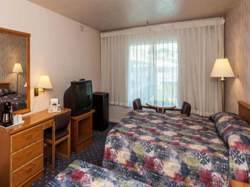 Howard Johnson By Wyndham Nanaimo Harbourside Екстер'єр фото