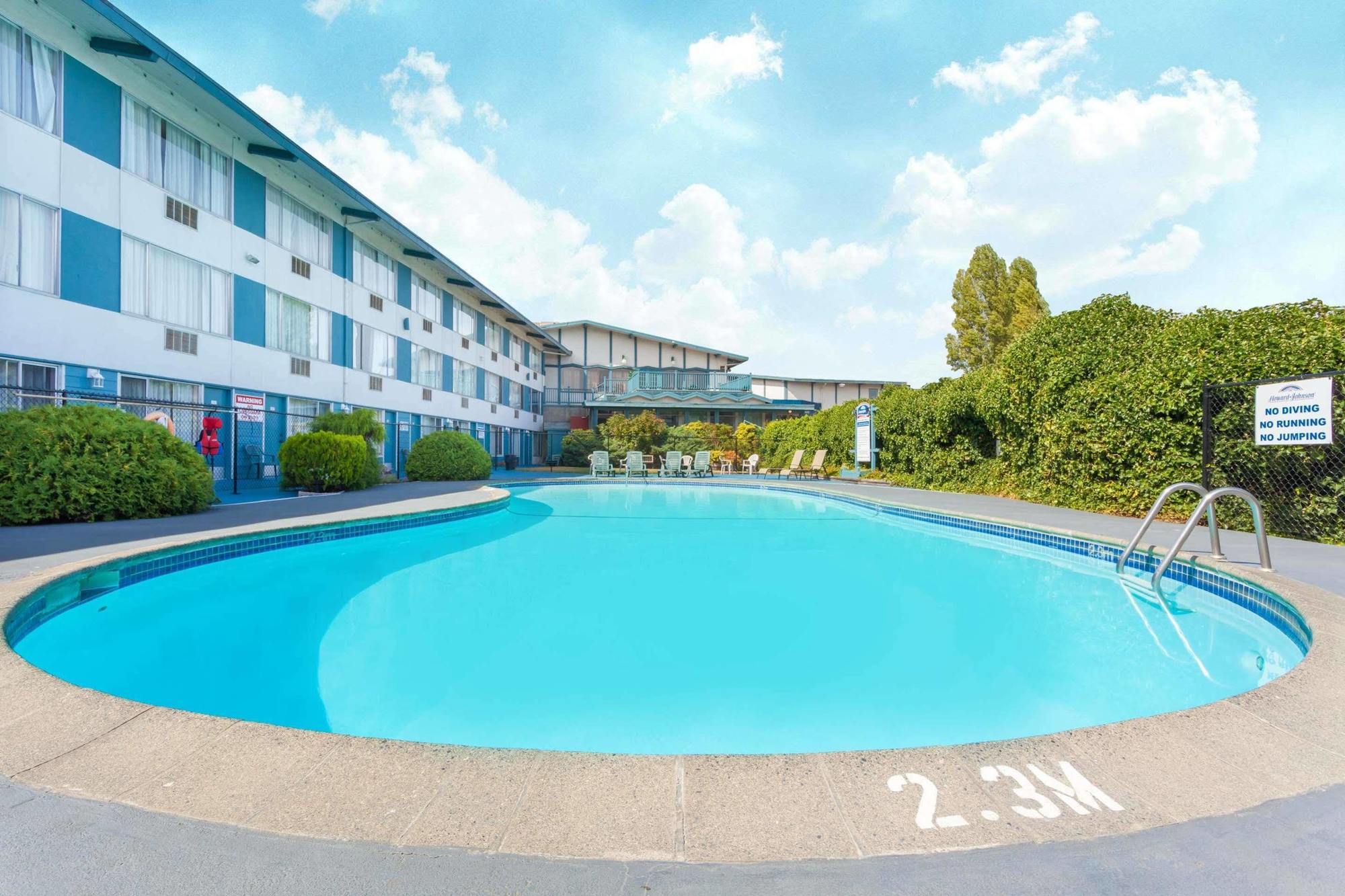 Howard Johnson By Wyndham Nanaimo Harbourside Екстер'єр фото
