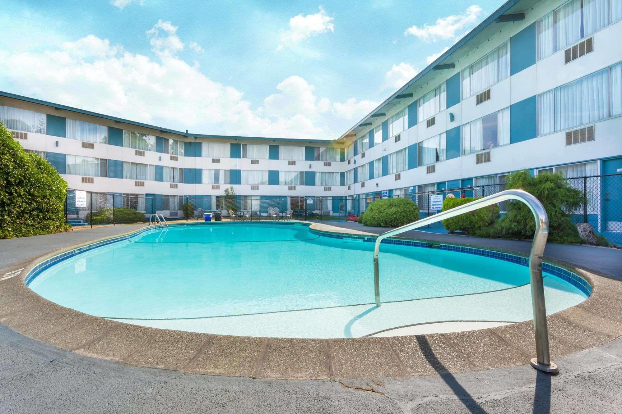 Howard Johnson By Wyndham Nanaimo Harbourside Екстер'єр фото