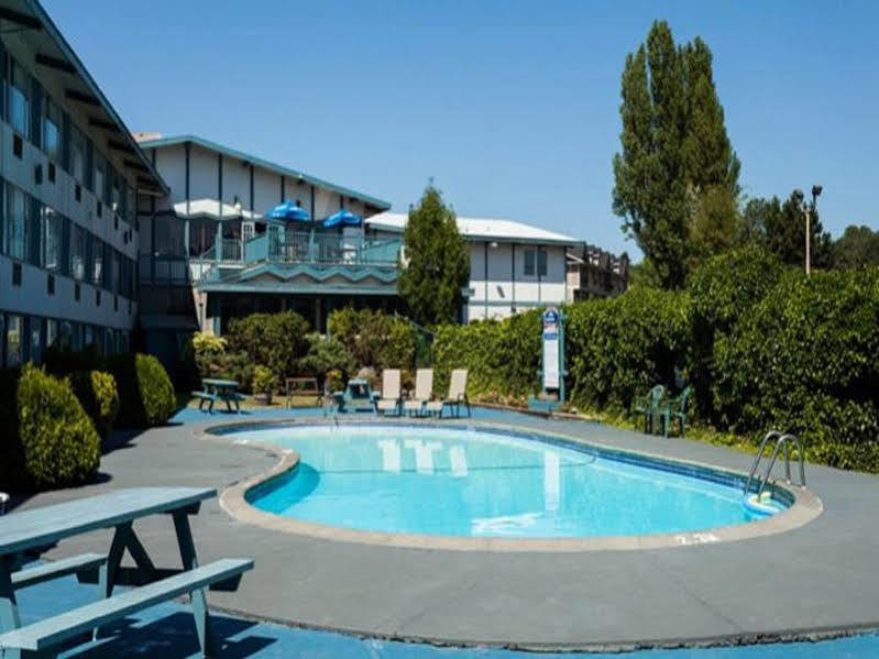 Howard Johnson By Wyndham Nanaimo Harbourside Екстер'єр фото